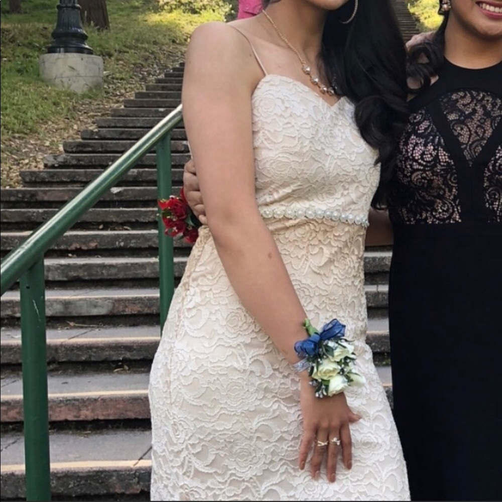 Fitted lace maxi prom dress